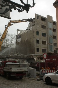 Ein Abreißbagger zerlegt die Wände der "Platte" und schafft Platz für Sonnenstrahlen.