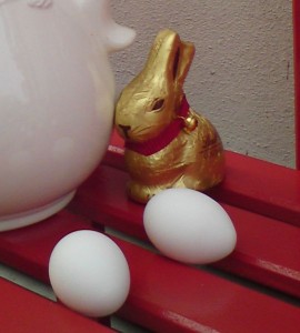 Der Osterhase mag keine weißen Eier zu Ostern verstecken. Hilf ihm, indem Du sie schmückst!