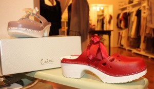 Die Clogs von Calou sind individuell gestaltete und handgefertigte Schuhe aus Schweden.
