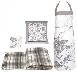 Stoffe im Design "Edith" - Woolen Blanket, Paper Napkin, Quilted Cushion, Apron (Quelle: Greengate.dk) Eine Auswahl von Produkten aus dem Greengate-Design "Edith": Wolldecke, Serviette, Kissen und Schürze.