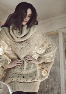 Gestrickte warme Wunterpullover mit romantischem Muster gibt es natürlich in der Winterkollektion 2012 von Noa-Noa.