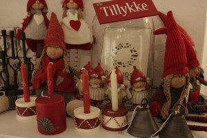 Die lustig aussehenden Nissen sind dänische Weihnachtsfiguren, die Glück ins Haus bringen sollen. Sie gehören genauso wie schöne Kerzen mit Kerzenhaltern sowie die typisch dänischen "Tillykke" Schilder in eine weihnachtlich geschmückte Wohnung.