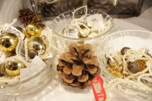 Von Lisbeth Dahl gibt es neben den großen Weihnachtskugeln auch kleine runde und zapfenförmige Weihnachtsbaumanhänger.