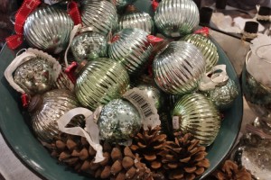 Verschiedenfarbige glänzende Weihnachtskugeln von Greengate gibt es in Grün, Blau und Silbern.