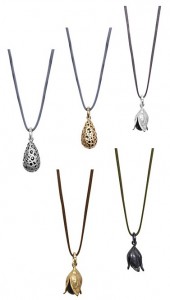 Links oben: Champagne necklace worn Rhodium (v091); Oben mitte: Champagne necklace worn gold (v092); Oben rechts: Fall necklace worn silver (v221); Unten links: Fall necklace worn gold (v222); Unten rechts: Fall necklace worn hematite (v223)