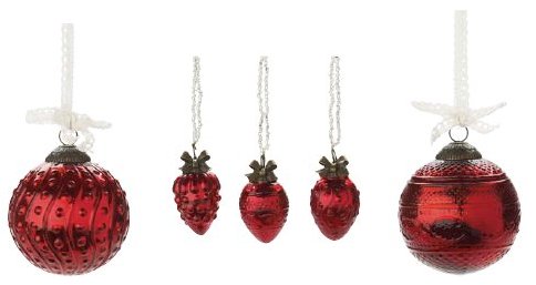 Von links nach rechts: 1. Lisbeth-Dahl Weihnachtskugel Ornament rot mit Punkten 8 cm (XM00353); 2. Lisbeth-Dahl Weihnachtsschmuck Ornament mit Perlenkette rot 3er-Set 4 cm (XM00349); 3. Lisbeth-Dahl Weihnachtskugel Ornament rot mit Muster 8 cm (XM00351)