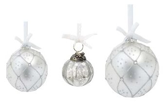 Von links nach rechts: 1. Lisbeth-Dahl Weihnachtskugel Ornament weiß Harlequin-Muster mit Kristallen 6 cm (XM00012); 2. Lisbeth-Dahl Weihnachtskugel Ornament silber gemustert 6 cm (XM00303); 3. Lisbeth-Dahl Weihnachtskugel Ornament weiß Harlequin-Muster mit Kristallen 8 cm (XM00011)