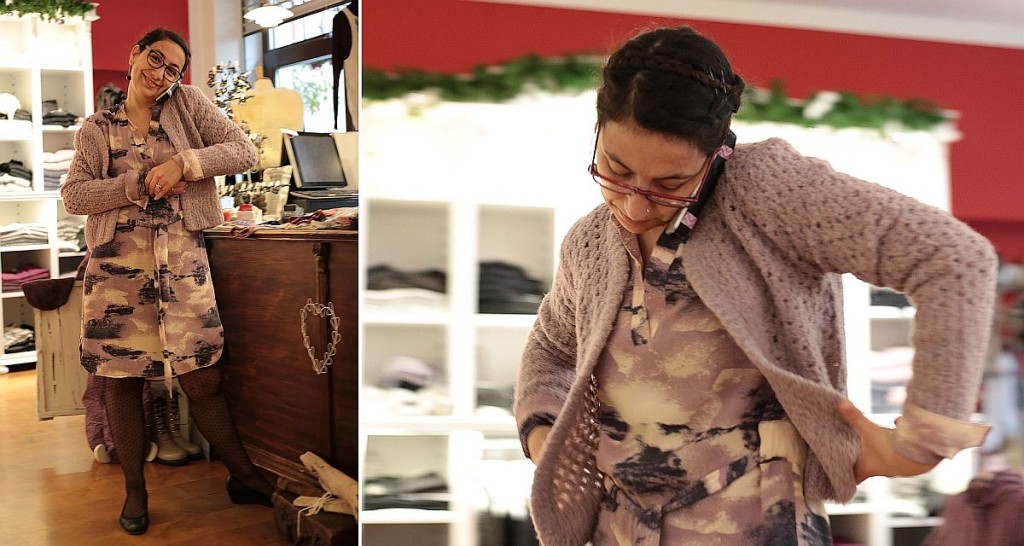 "Woman at work"-Outfit: Kleid "Printed Moss Crepe" und Strickjacke "Boucle Knit" von Noa Noa