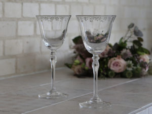 Weinglas mit Silberranke
