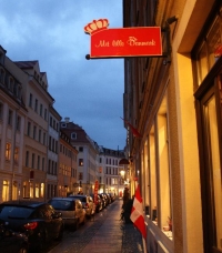 Unsere neue Bischilderung. Hier ins rechte Licht gerückt: Das rot weiße Ladenschild mit der Krone. Neue Beschilderung