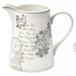 Kaffee-Becher, Tee-Kanne und große und kleine Schüsseln aus dem romantischen Greengate-Design "Dora" (Frühjahr/Sommer 2012)