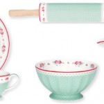 Teller, Teetasse, Becher, Schüssel, Kanne und Nudelholz gibt es im Design "Sandy Mint" aus der Herbst- Winter-Kollektion 2012 von Greengate.