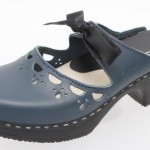 Den Klassiker unter den Calou Clogs gibt es auch in der Saison 2012 in verschiedenen Farben. Hier zu sehen ist der Clog in Schwarz-Blau.