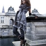 Doppellagiges Herbst-Kleid 3337-23 mit Leder-Riemchen, Armwärmer 3376-81, großes Tuch 3373-84 und Stiefel 3399-96 mit weichem braunem Fell.