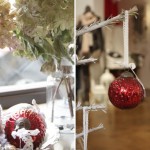 In kräftigem Rot strahlt diese runde Weihnachtskugel von Lisbeth Dahl mit weißem gemustertem Aufhänge-Band. Hier zu sehen einmal als Dekoration im Schaufenster und einmal an unserem (noch kahlen) Weihnachtsbaum vom letzten Jahr.