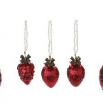 Von links nach rechts: 1. Lisbeth-Dahl Weihnachtskugel Ornament rot mit Punkten 8 cm (XM00353); 2. Lisbeth-Dahl Weihnachtsschmuck Ornament mit Perlenkette rot 3er-Set 4 cm (XM00349); 3. Lisbeth-Dahl Weihnachtskugel Ornament rot mit Muster 8 cm (XM00351)