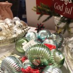 Große Auswahl an Baumschmuck: Silber, grün-schimmernd, bläulich, gläsern oder doch lieber rot?