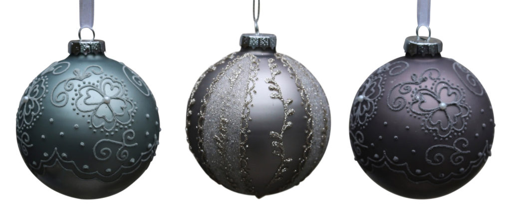 Verschiedene Weihnachtskugel mit hübscher Dekoration