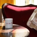 Das rote Sofa lädt zum Verweilen ein.